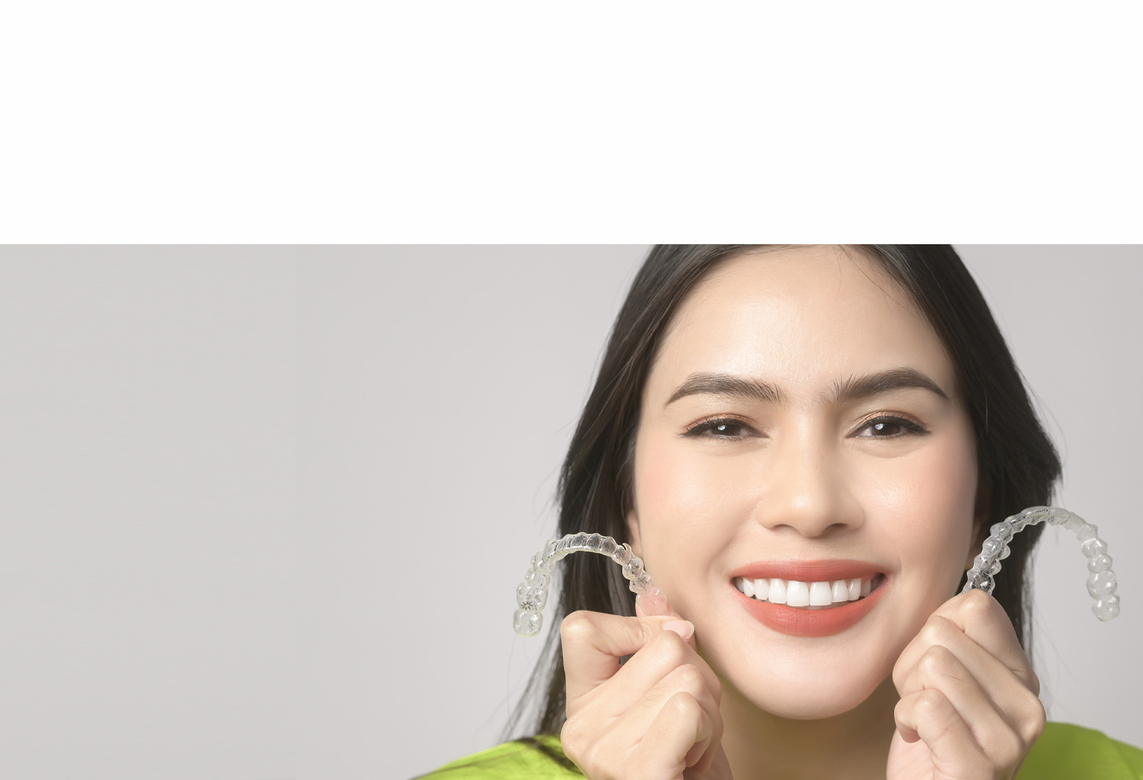 Schöne Zähne mit unsichtbaren Korrekturschienen